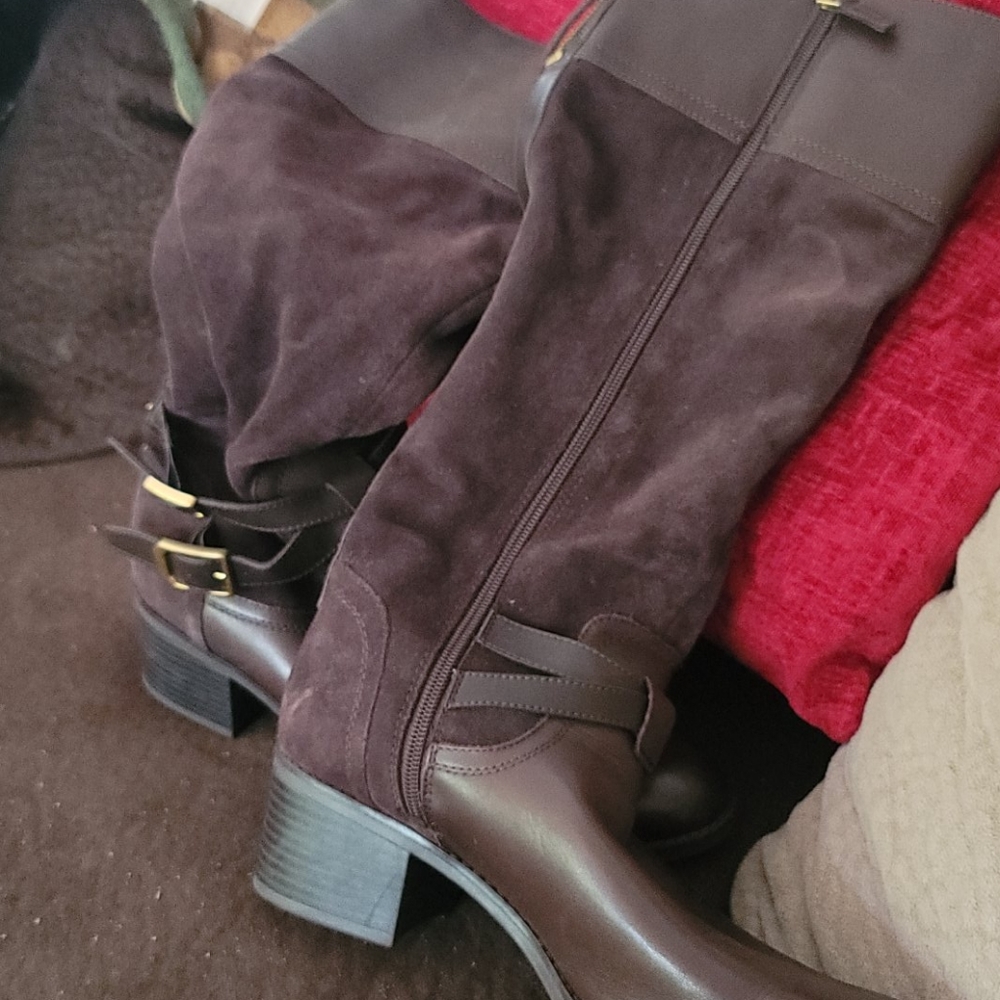 Brown low heeled boots 11m